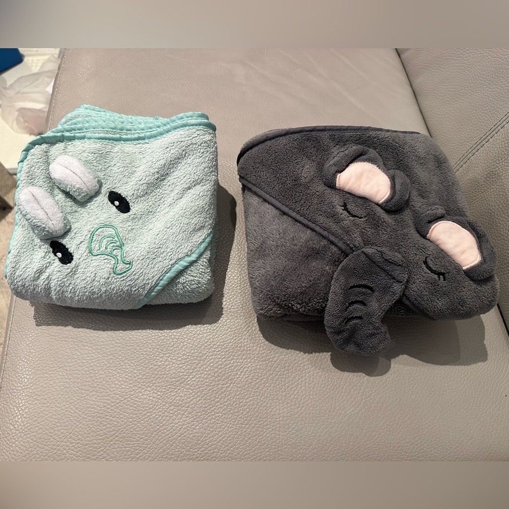 2 Hooded Towels and 2 Hudson Bat robes for baby (0-9 months)